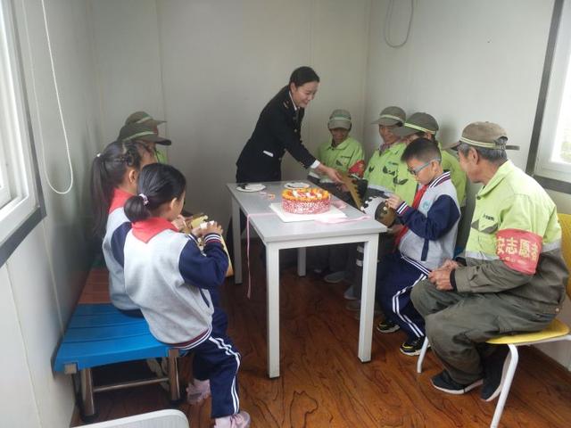 迎接環(huán)衛(wèi)工人節(jié)，溫馨校車(chē)向“城市美容師”致敬