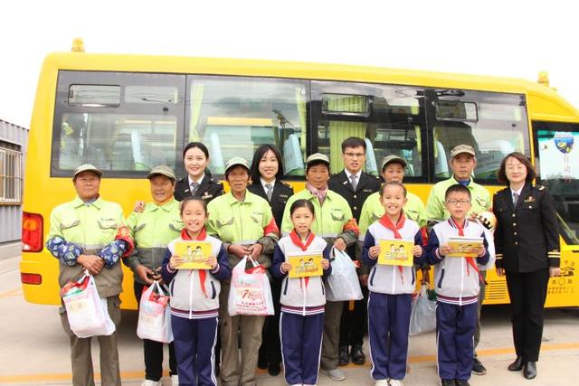 迎接環(huán)衛(wèi)工人節(jié)，溫馨校車(chē)向“城市美容師”致敬