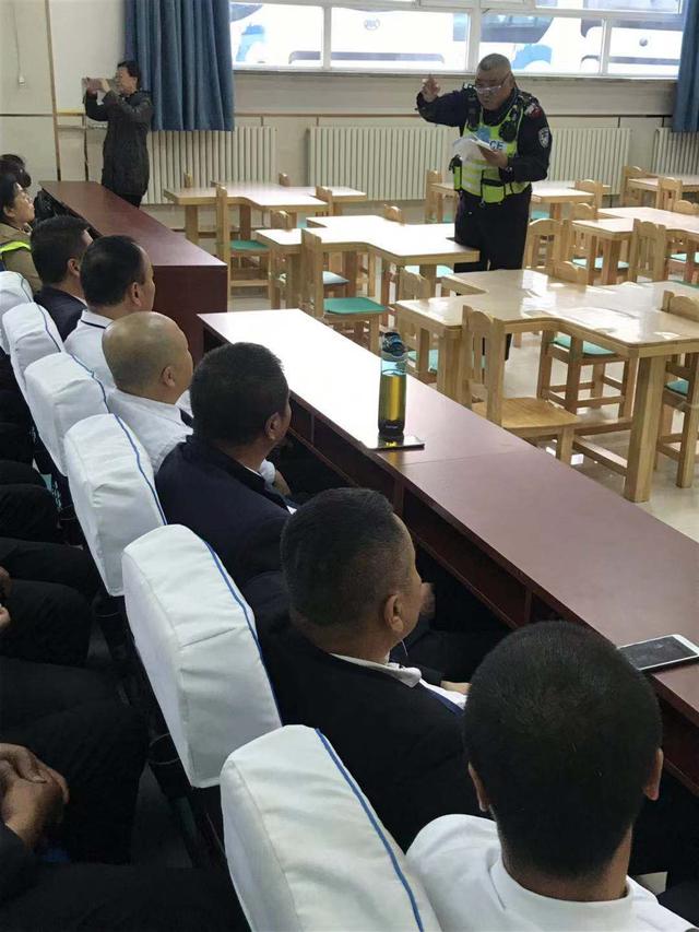 【冬季校車安全牽掛人心，朝陽交警上門宣傳得民心】