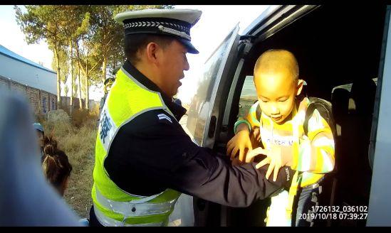 案例微觀 | 超員118%！泰來交警查處一輛嚴重超員黑校車