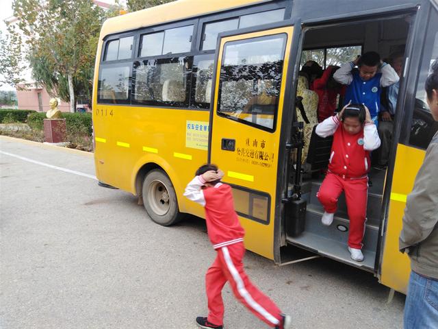 乳山市南黃鎮(zhèn)中心學(xué)校開(kāi)展校車應(yīng)急疏散演練活動(dòng)/ 乳山市南黃鎮(zhèn)中心學(xué)校開(kāi)展校車應(yīng)急疏散演練活動(dòng)