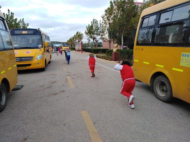 乳山市南黃鎮(zhèn)中心學(xué)校開(kāi)展校車應(yīng)急疏散演練活動(dòng)/ 乳山市南黃鎮(zhèn)中心學(xué)校開(kāi)展校車應(yīng)急疏散演練活動(dòng)