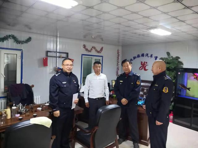 二道交警積極排查校車(chē)安全隱患/ 二道交警積極排查校車(chē)安全隱患