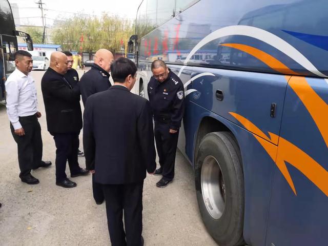 二道交警積極排查校車(chē)安全隱患/ 二道交警積極排查校車(chē)安全隱患