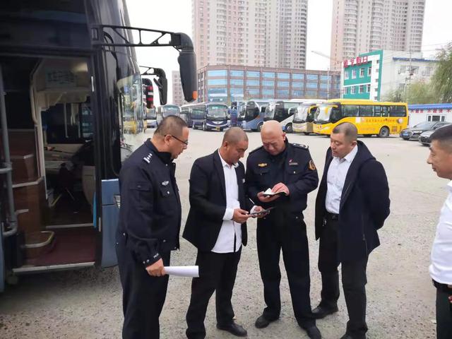 二道交警積極排查校車(chē)安全隱患/ 二道交警積極排查校車(chē)安全隱患