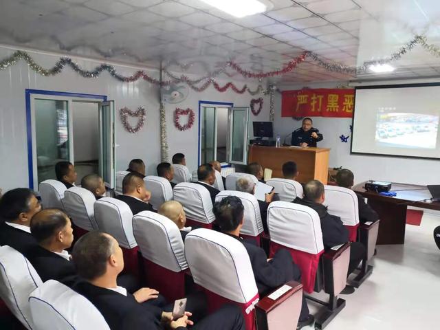 二道交警積極排查校車(chē)安全隱患/ 二道交警積極排查校車(chē)安全隱患