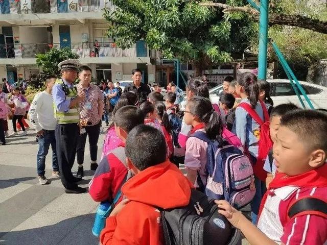 7座面包車(chē)竟然塞進(jìn)了19個(gè)娃娃 今天就曝光你 7座面包車(chē)竟然塞進(jìn)了19個(gè)娃娃 今天就曝光你