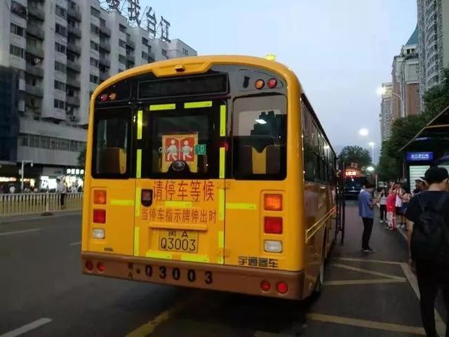 7座面包車(chē)竟然塞進(jìn)了19個(gè)娃娃 今天就曝光你 7座面包車(chē)竟然塞進(jìn)了19個(gè)娃娃 今天就曝光你