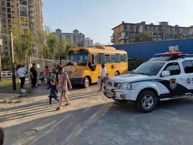 7座面包車(chē)竟然塞進(jìn)了19個(gè)娃娃 今天就曝光你 7座面包車(chē)竟然塞進(jìn)了19個(gè)娃娃 今天就曝光你