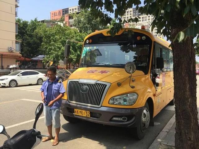 7座面包車(chē)竟然塞進(jìn)了19個(gè)娃娃 今天就曝光你 7座面包車(chē)竟然塞進(jìn)了19個(gè)娃娃 今天就曝光你