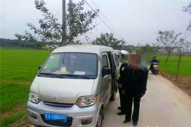 黑校車(chē)”超載擠了9個(gè)娃 寶雞交警及時(shí)攔截