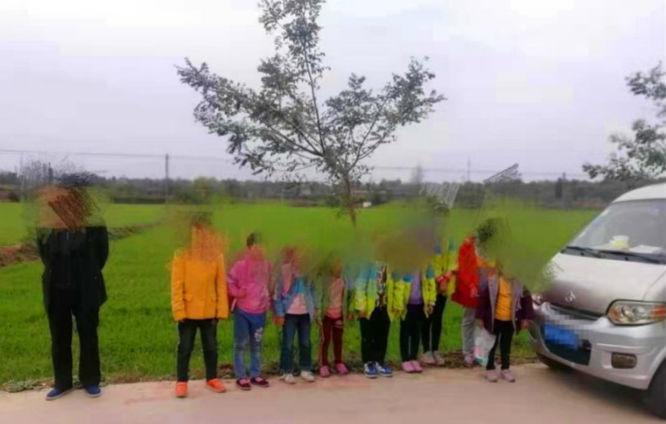 黑校車(chē)”超載擠了9個(gè)娃 寶雞交警及時(shí)攔截