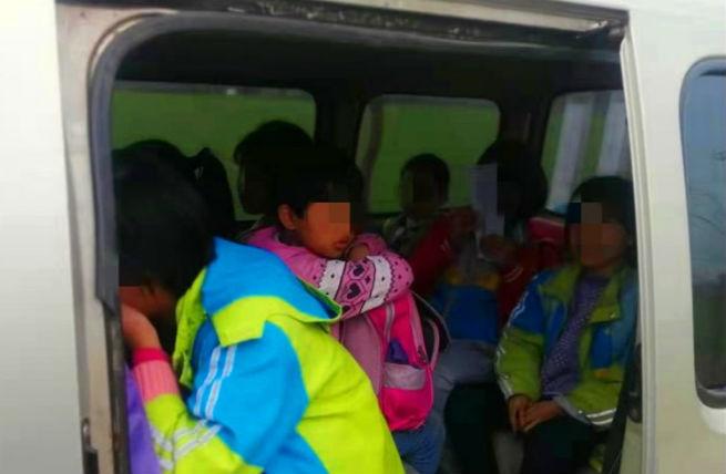 黑校車(chē)”超載擠了9個(gè)娃 寶雞交警及時(shí)攔截