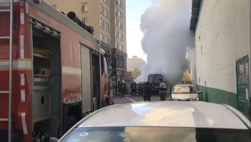 驚險！延吉一司機用明火暖車，將校車燒成空殼！