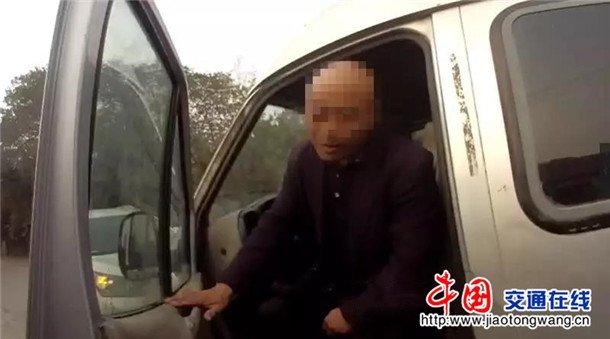 核載15人 實(shí)載27人 這輛“黑校車(chē)”被河南南陽(yáng)交警拿下 核載15人 實(shí)載27人 這輛“黑校車(chē)”被河南南陽(yáng)交警拿下