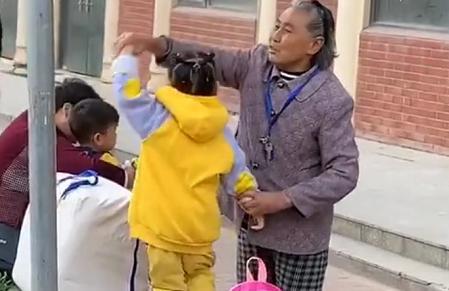 “最暖心奶奶”帶娃等校車火了，祖孫倆擁抱那一刻，網(wǎng)友淚目了