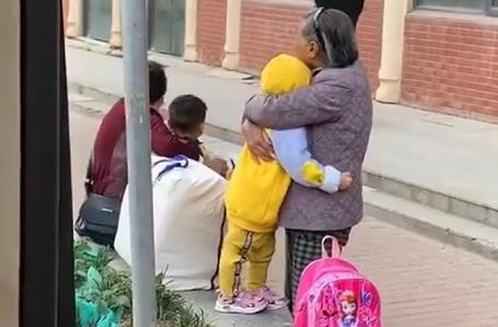 “最暖心奶奶”帶娃等校車火了，祖孫倆擁抱那一刻，網(wǎng)友淚目了