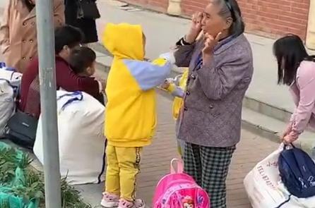 “最暖心奶奶”帶娃等校車火了，祖孫倆擁抱那一刻，網(wǎng)友淚目了