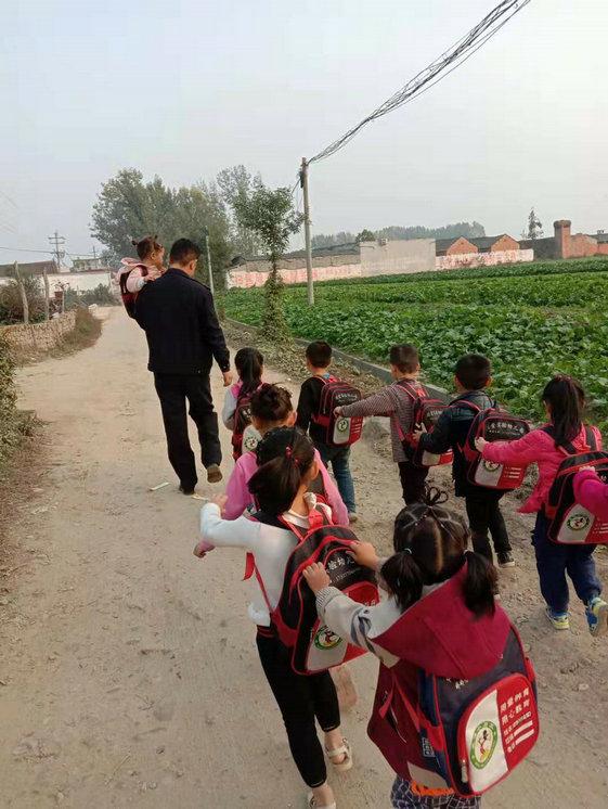 一車載25人 校車違規(guī)被查 一車載25人 校車違規(guī)被查