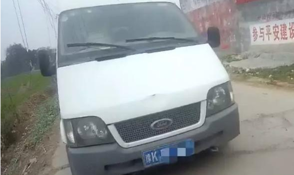 6座面包車塞進12人，河南警方查獲“黑校車”！里邊都是……