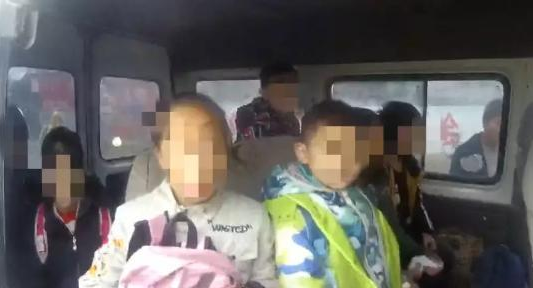 6座面包車塞進12人，河南警方查獲“黑校車”！里邊都是……