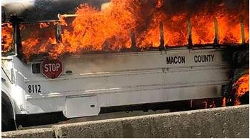 校車爆胎后劇烈燃燒，3位女教師冷靜應(yīng)對，救活了全車人