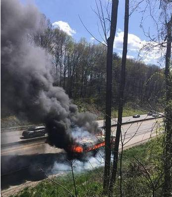 校車爆胎后劇烈燃燒，3位女教師冷靜應(yīng)對，救活了全車人