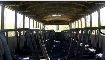 校車爆胎后劇烈燃燒，3位女教師冷靜應(yīng)對，救活了全車人