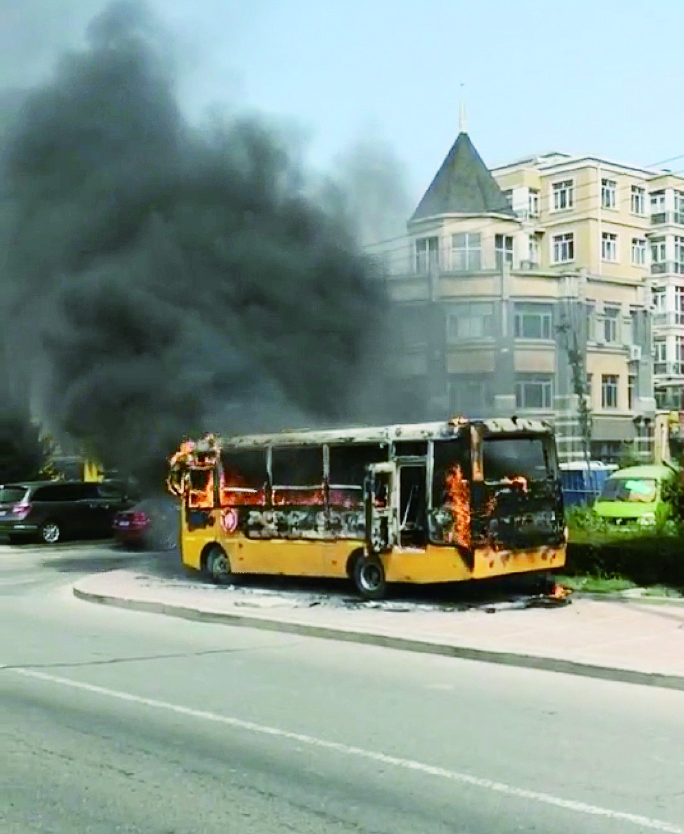 校車起火燒成空殼 幸無人員傷亡