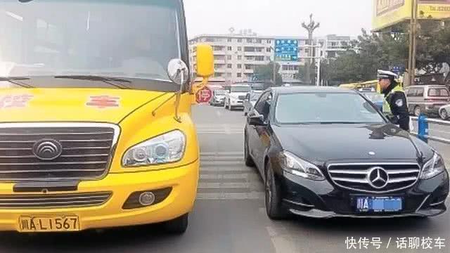 交警提醒：對(duì)著校車(chē)?guó)Q喇叭打閃光燈，記6分罰200元！