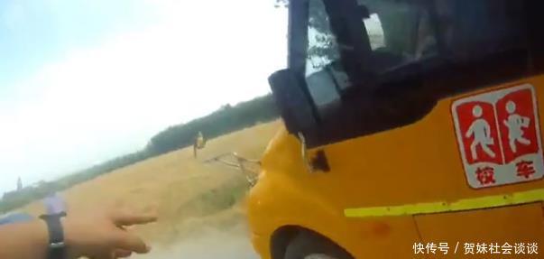 山東:黑校車偶遇檢查竟不顧車上孩子安全沖撞警車逃逸 山東:黑校車偶遇檢查竟不顧車上孩子安全沖撞警車逃逸