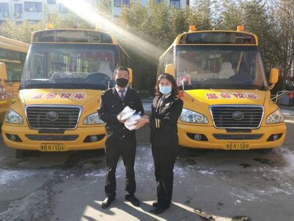 捐贈100個(gè)口罩給一線，這個(gè)校車師傅真贊