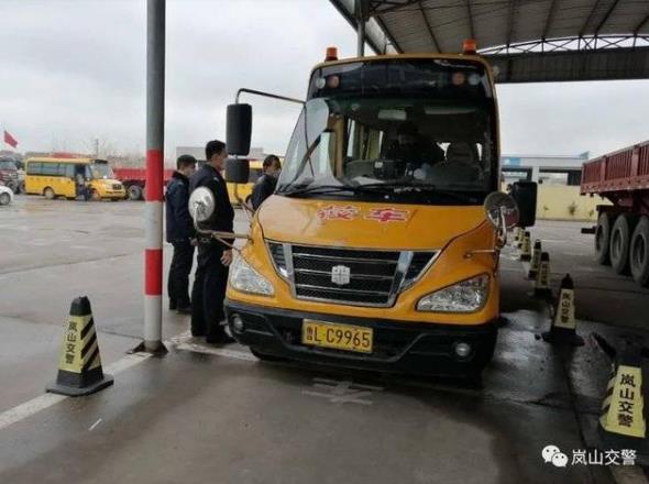 護航復工復產(chǎn)，嵐山交警為校車審驗開辟綠色通道