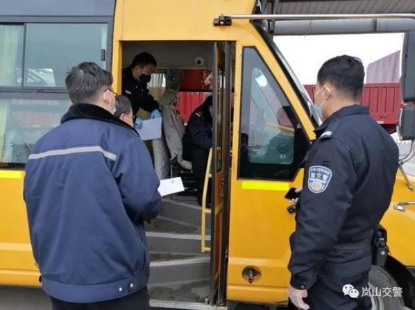 護航復工復產(chǎn)，嵐山交警為校車審驗開辟綠色通道