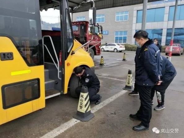 護航復工復產(chǎn)，嵐山交警為校車審驗開辟綠色通道