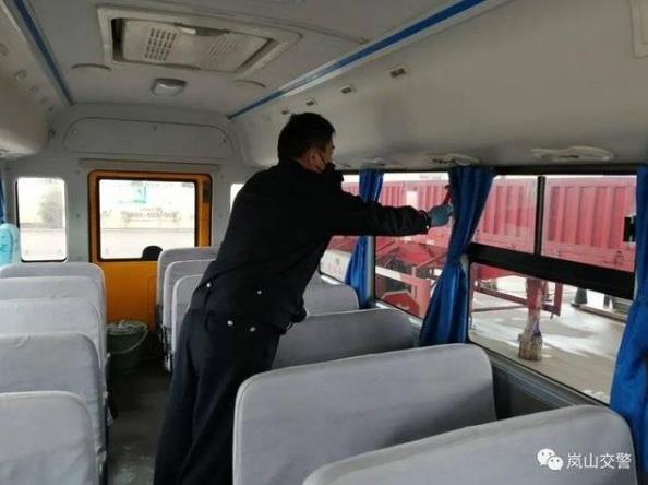 護航復工復產(chǎn)，嵐山交警為校車審驗開辟綠色通道