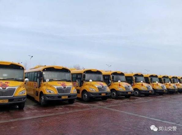 護航復工復產(chǎn)，嵐山交警為校車審驗開辟綠色通道