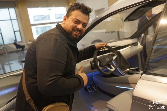 中東最大校車訂單花落誰家？186臺上汽MAXUS V80校車交付阿聯(lián)酋