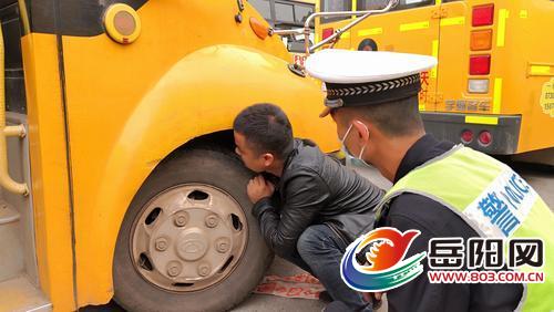 交警君山大隊開展校車集中安全技術(shù)檢測