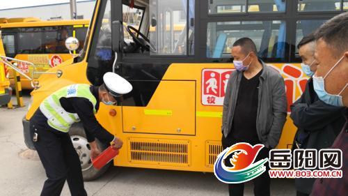 交警君山大隊開展校車集中安全技術(shù)檢測