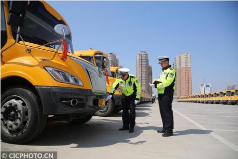 江蘇連云港:校車體檢待開學(xué) 江蘇連云港:校車體檢待開學(xué)