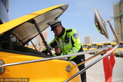 江蘇連云港:校車體檢待開學(xué) 江蘇連云港:校車體檢待開學(xué)