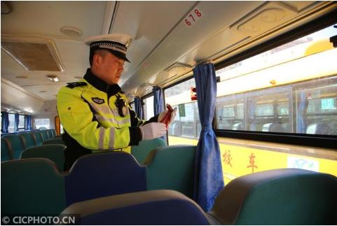 江蘇連云港:校車體檢待開學(xué) 江蘇連云港:校車體檢待開學(xué)