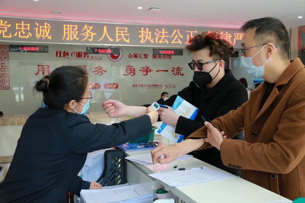 園區(qū)警方啟動(dòng)重點(diǎn)運(yùn)輸企業(yè)及校車駕駛?cè)爽F(xiàn)場(chǎng)審驗(yàn)教育學(xué)習(xí)專場(chǎng)服務(wù)