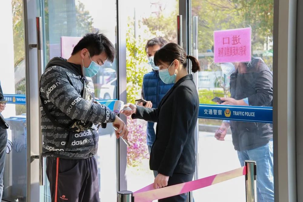 園區(qū)警方啟動(dòng)重點(diǎn)運(yùn)輸企業(yè)及校車駕駛?cè)爽F(xiàn)場(chǎng)審驗(yàn)教育學(xué)習(xí)專場(chǎng)服務(wù)