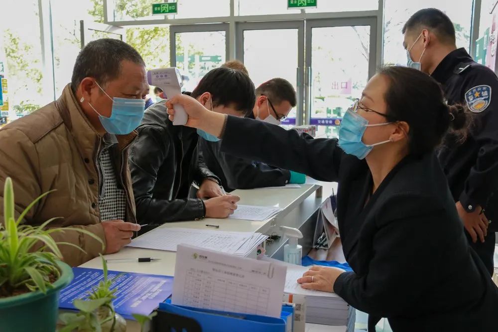 園區(qū)警方啟動(dòng)重點(diǎn)運(yùn)輸企業(yè)及校車駕駛?cè)爽F(xiàn)場(chǎng)審驗(yàn)教育學(xué)習(xí)專場(chǎng)服務(wù)