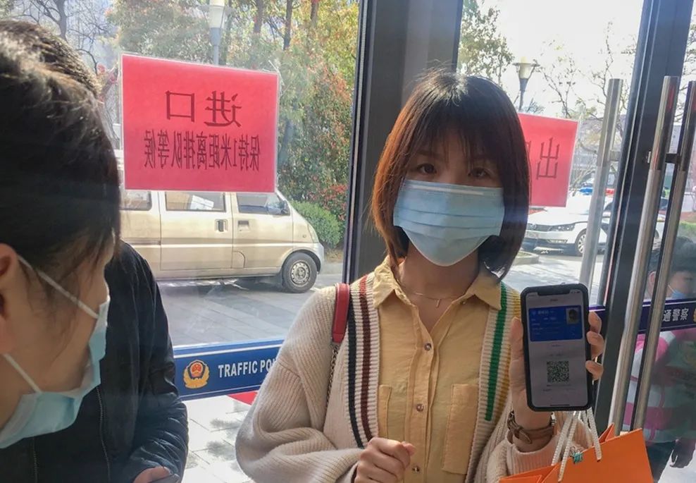 園區(qū)警方啟動(dòng)重點(diǎn)運(yùn)輸企業(yè)及校車駕駛?cè)爽F(xiàn)場(chǎng)審驗(yàn)教育學(xué)習(xí)專場(chǎng)服務(wù)