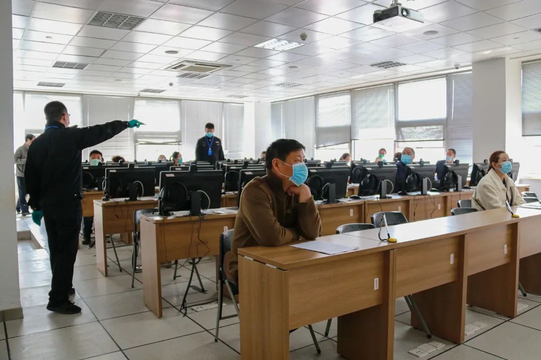 園區(qū)警方啟動(dòng)重點(diǎn)運(yùn)輸企業(yè)及校車駕駛?cè)爽F(xiàn)場(chǎng)審驗(yàn)教育學(xué)習(xí)專場(chǎng)服務(wù)