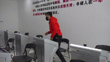 園區(qū)警方啟動(dòng)重點(diǎn)運(yùn)輸企業(yè)及校車駕駛?cè)爽F(xiàn)場(chǎng)審驗(yàn)教育學(xué)習(xí)專場(chǎng)服務(wù)