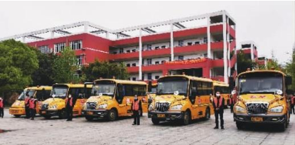 校車防控演練為學(xué)生安全返校打好“防疫針” 校車防控演練為學(xué)生安全返校打好“防疫針”